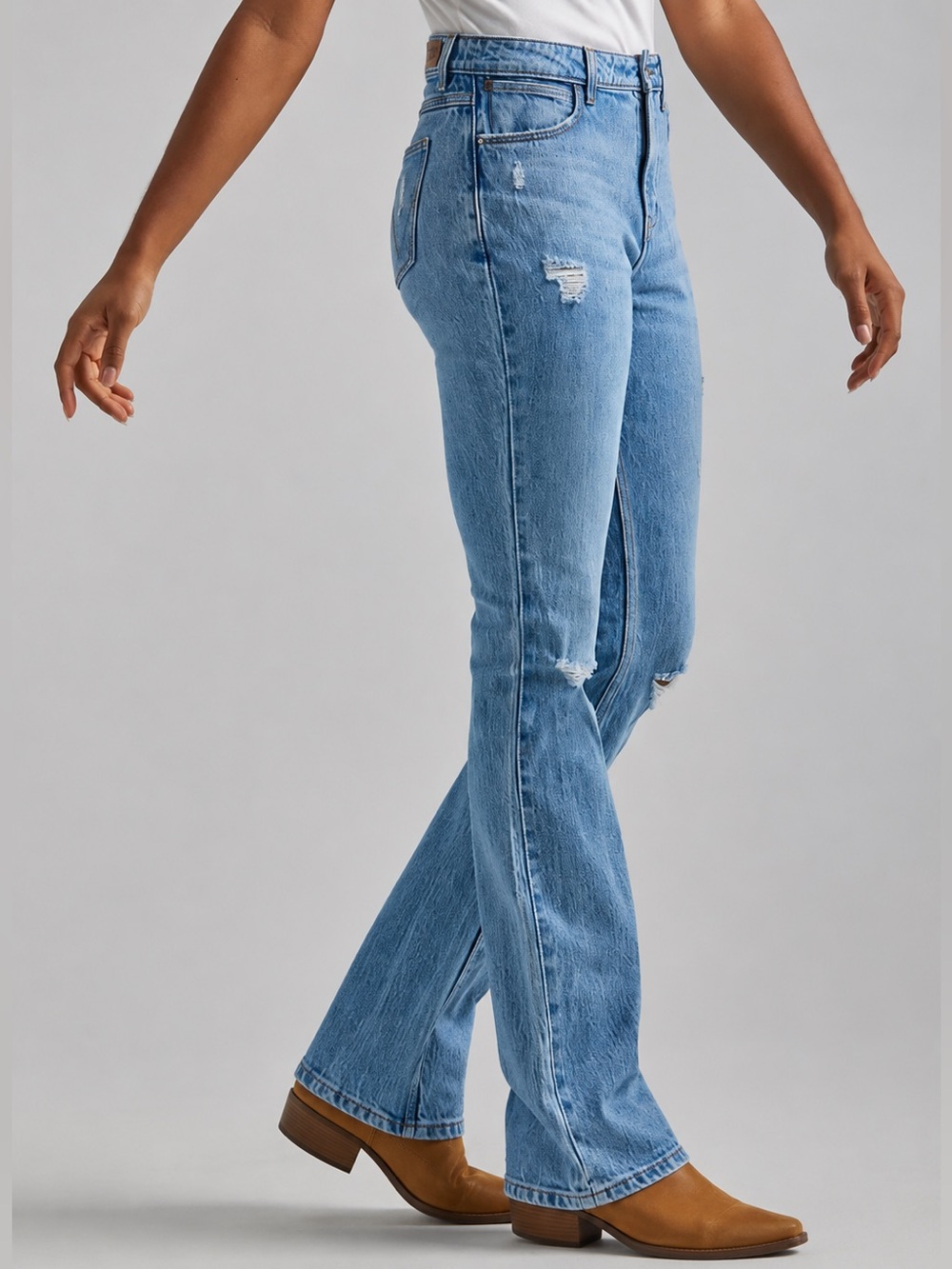 Wrangler High Rise Bold Boot Jeans Distressed Light Wash 8 x32 NWT